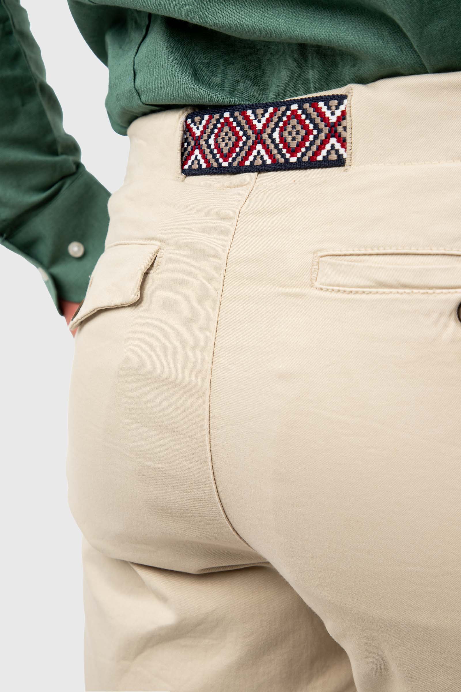 Bermuda Beige Con Cinturón Étnico